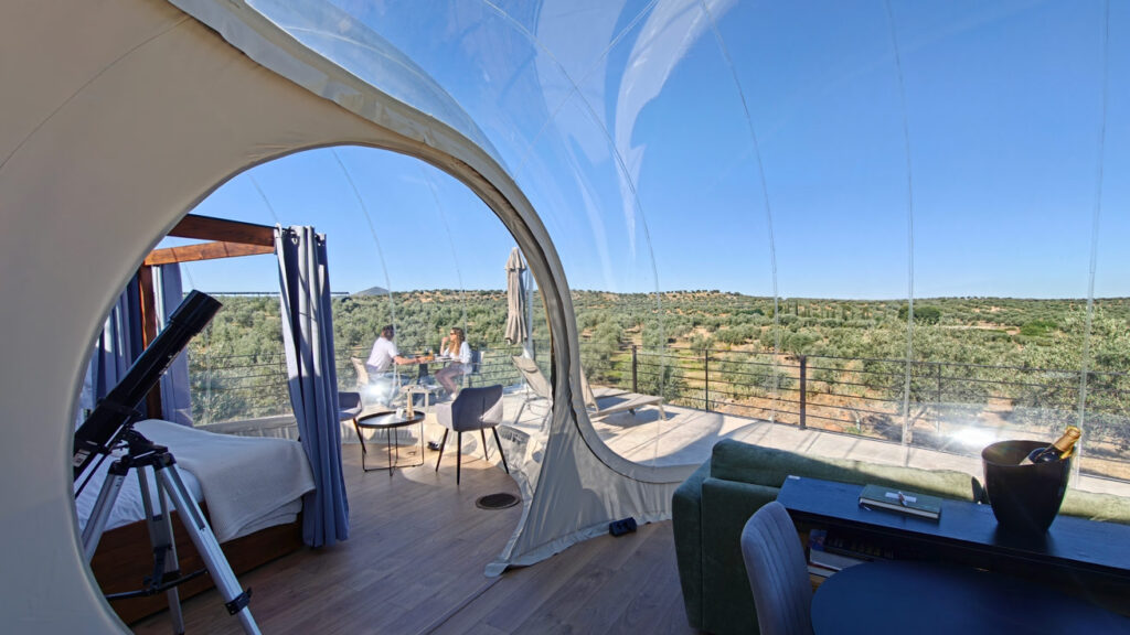 Panoramic-suites-Burbuja-Suites-con-Bañera-Hidromasaje-fin-de-semana.-puy-de-fou-toledo-espana-burbuja-interior