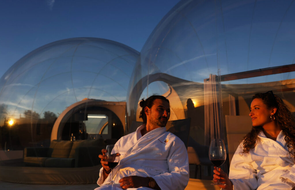 Panoramic-suites-fotos-parejas-romanticas-golden-hour-atardecer-puy-de-fou-toledo-espana-hotel-burbuja