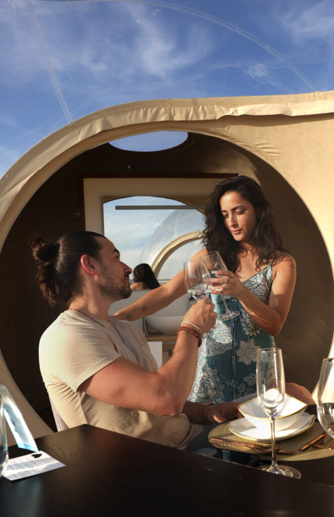 Panoramic-suites-vistas-pareja-cerca-puy-de-fou-toledo-espana-hotel-burbuja