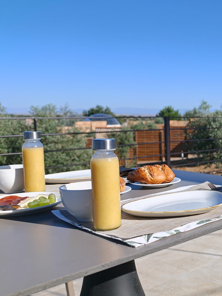 desayunon Panoramic-suites-Burbuja-Suites-con-Bañera-Hidromasaje-fin-de-semana.-puy-de-fou-toledo-espana-hotel-burbuja-desayuno-terraza